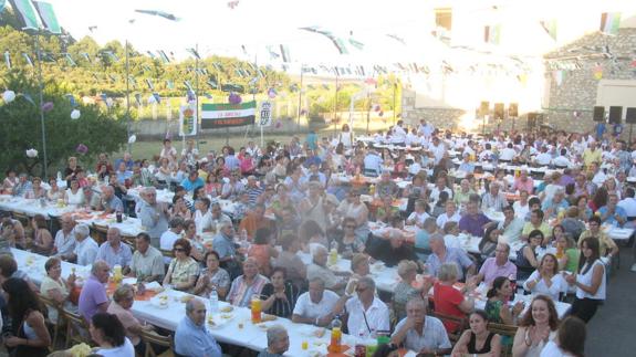 Acebo agradece a Moraleja su ayuda durante el incendio con una cena para 600 personas
