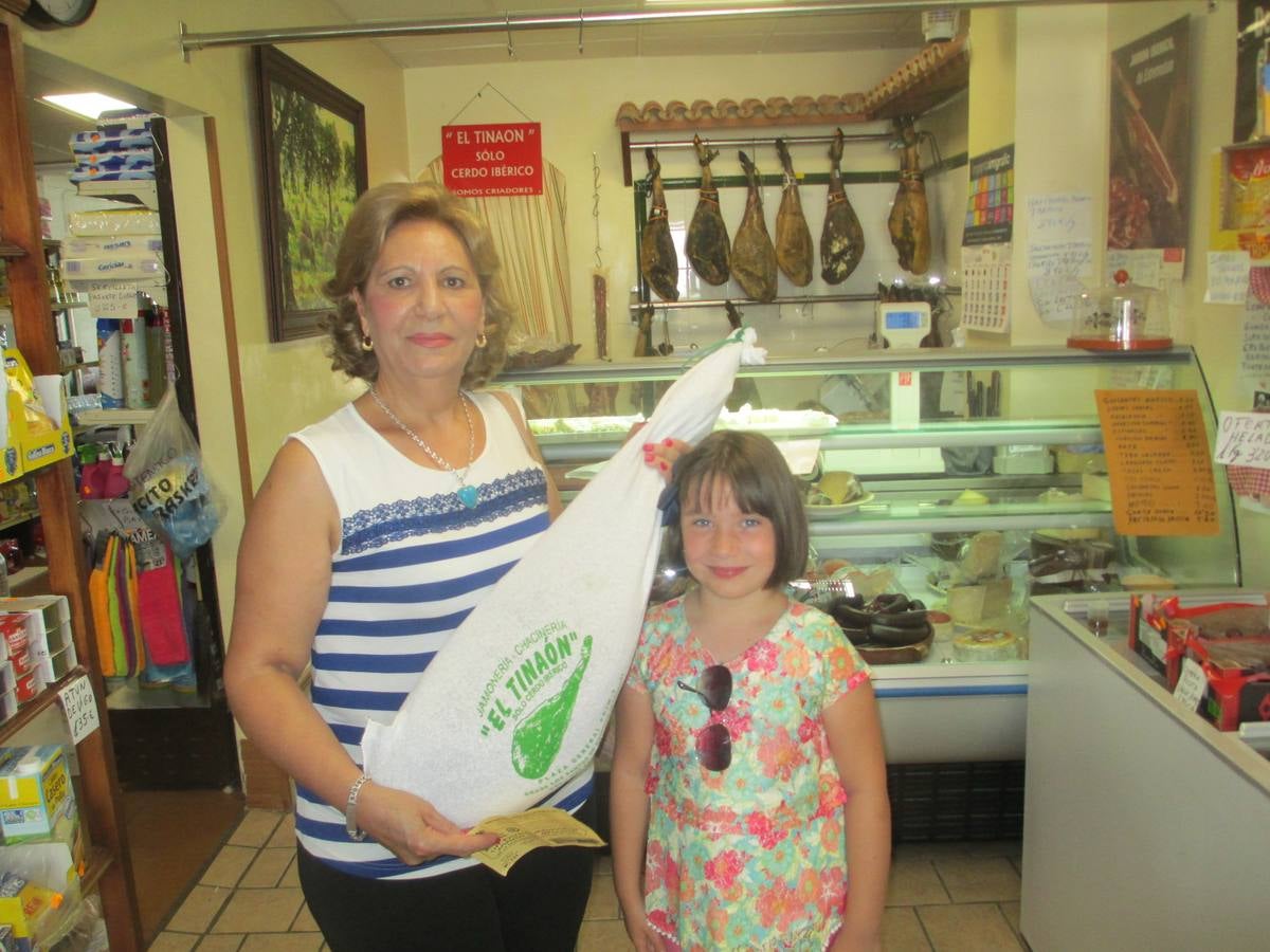 Loli Periañez agraciada en el sorteo del jamón de la Archicofradía Sacramental