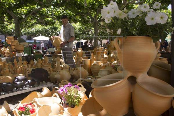 Dos alfareros arroyanos, entre el centenar congregado en la Feria de cerámica de Zamora