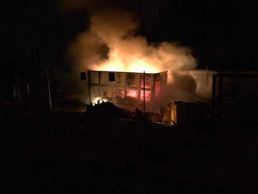 Un incendio intencionado calcina el punto limpio