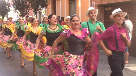 Los grupos del Festival Folklórico desfilan por Badajoz