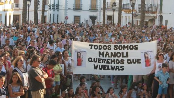 Cientos de vecinos se reúnen en la plaza de Monesterio para apoyar a la familia de Manuela