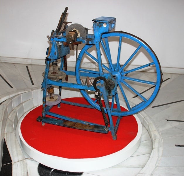 Una máquina de afilar, nueva pieza del mes del Museo de Villafranca