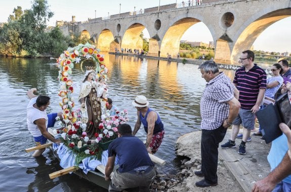 La Virgen del Carmen celebra su día por el río