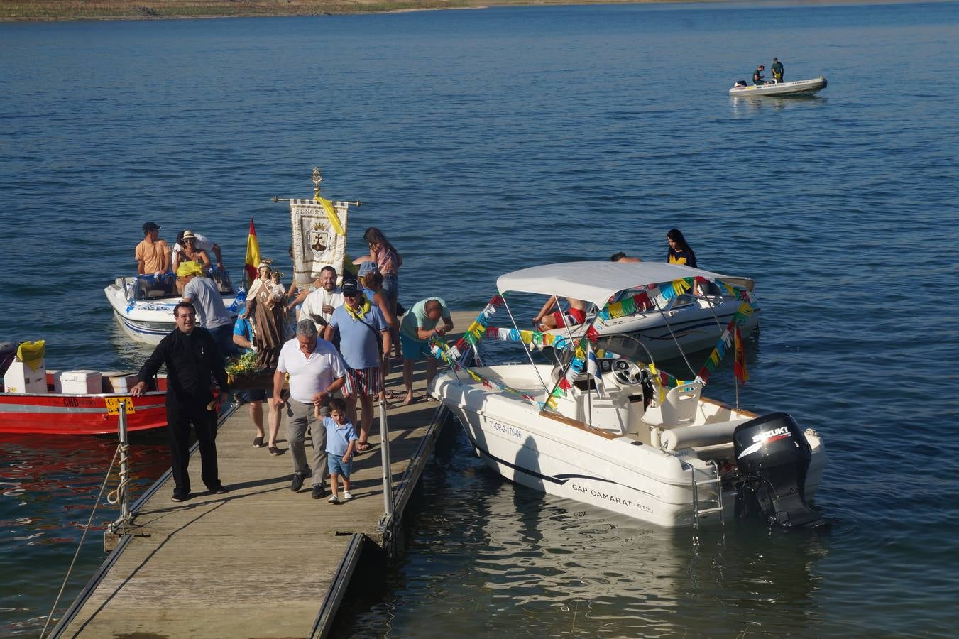 Peloche recibe a la Madre de los pescadores y marineros durante la celebración de la Romería del Carmen
