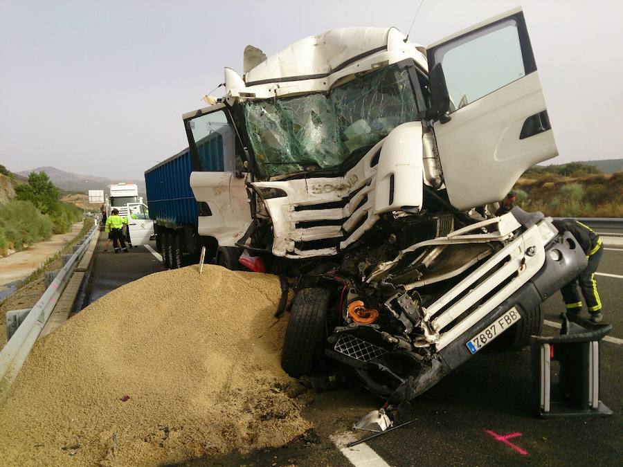 Colisión de dos camiones en la A-66 a la altura de Monesterio