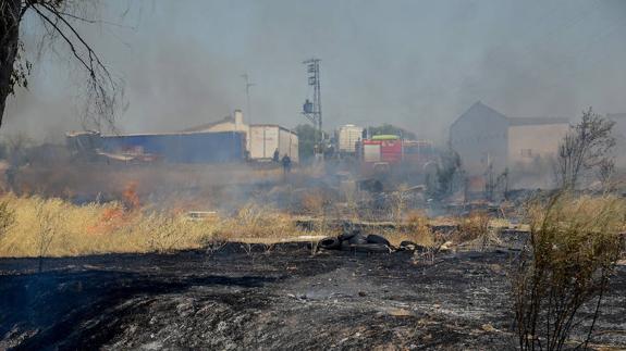 Los bomberos sofocan dos incendios en Badajoz
