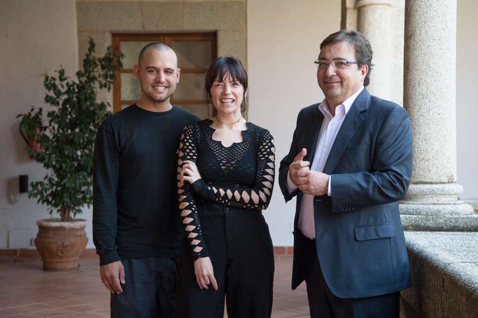 Fernández Vara recibe a la diseñadora extremeña María Ke Fisherman, ganadora del Premio Nacional de Moda