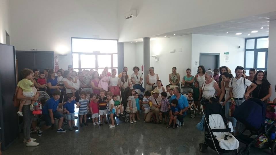 Los niños de la guardería municipal visitan el cine-teatro Rdríguez Ibarra