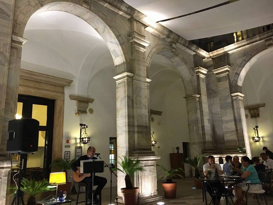 Cecilio Clemente deleita con su música y voz en el Parador de Turismo de Zafra