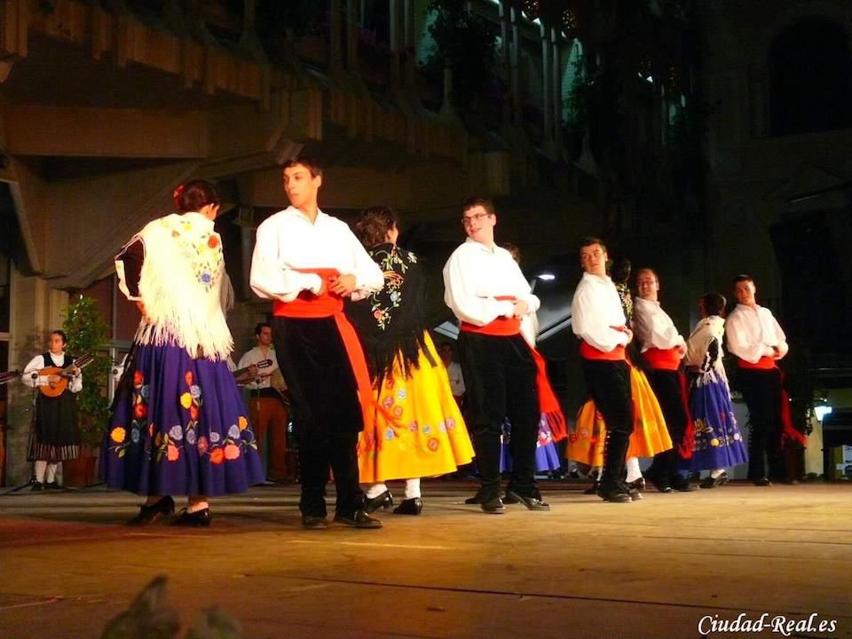 El “Viverano” trae a Villafranca el folclore de Serbia y Moncovil