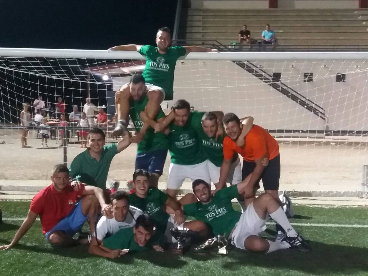 Clínica Tus Pies, campeón de la liga de fútbol 7 de verano
