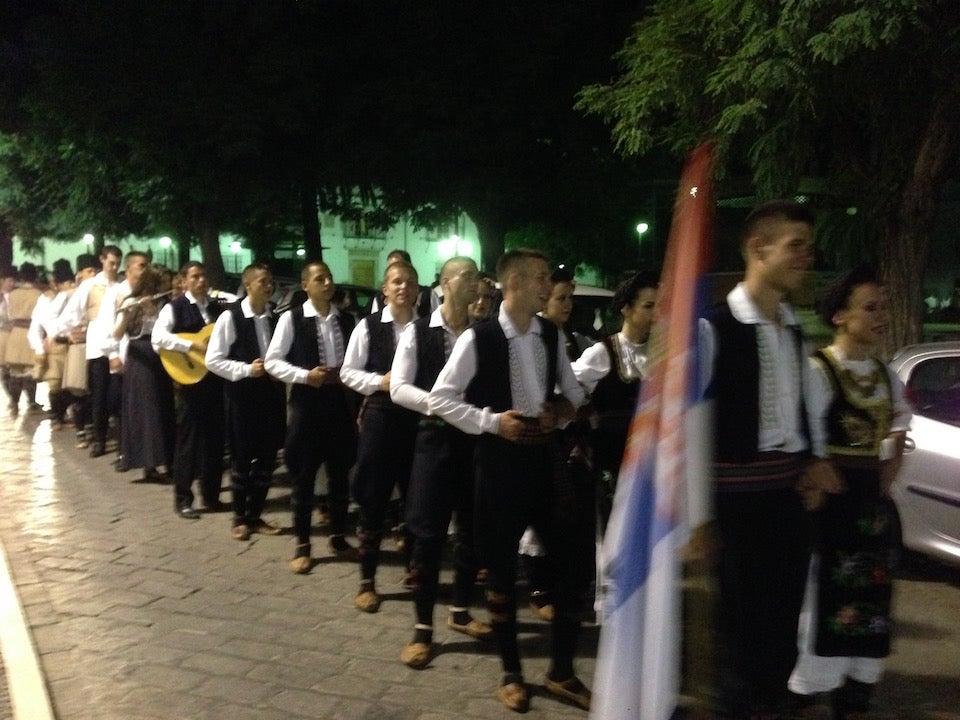 Serbia y Moncovil actuaron anoche después de protagonizar un pasacalles por el centro