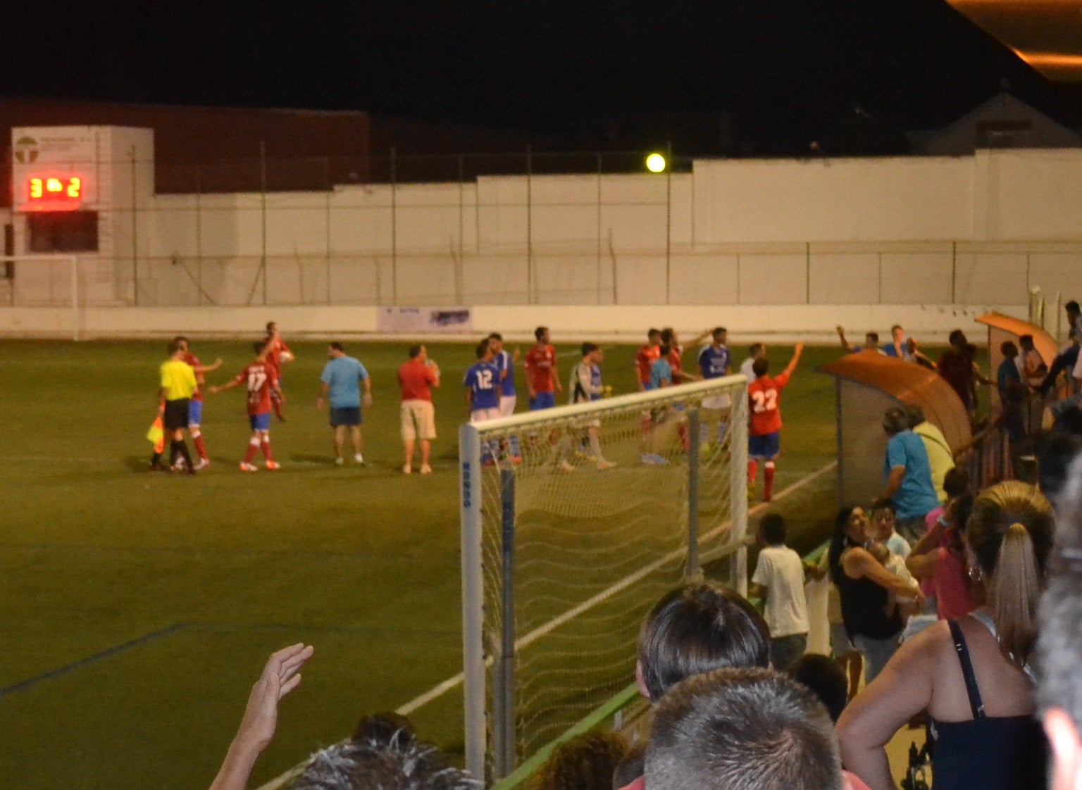 El partido se suspendió en el minuto 80 por agresión al árbitro tras una doble expulsión