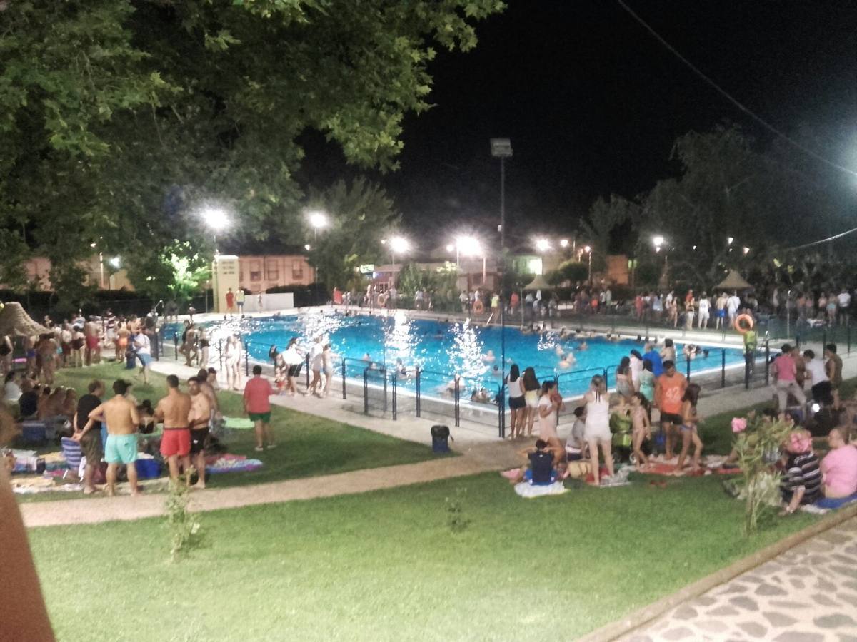 Gran acogida de la fiesta del agua nocturna en la piscina