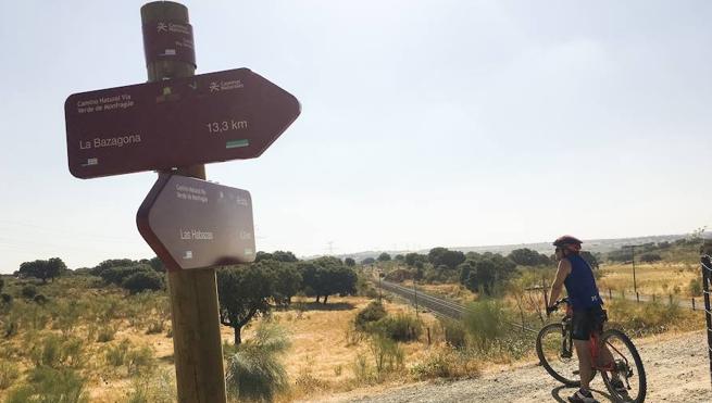 La vía verde de Monfragüe, aún sin terminar, recibe ya a los primeros ciclistas