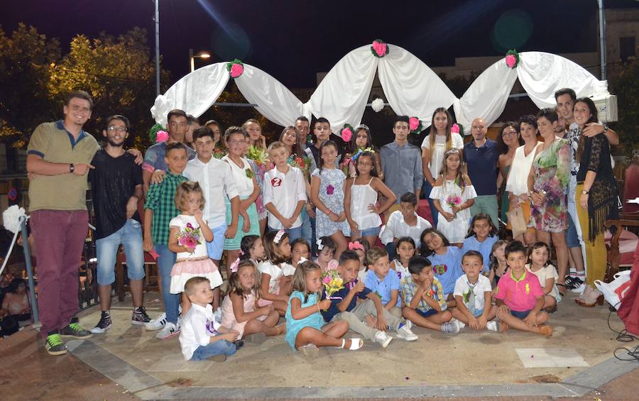 48 chicos y chicas participaron en la elección de las reinas, damas y acompañantes