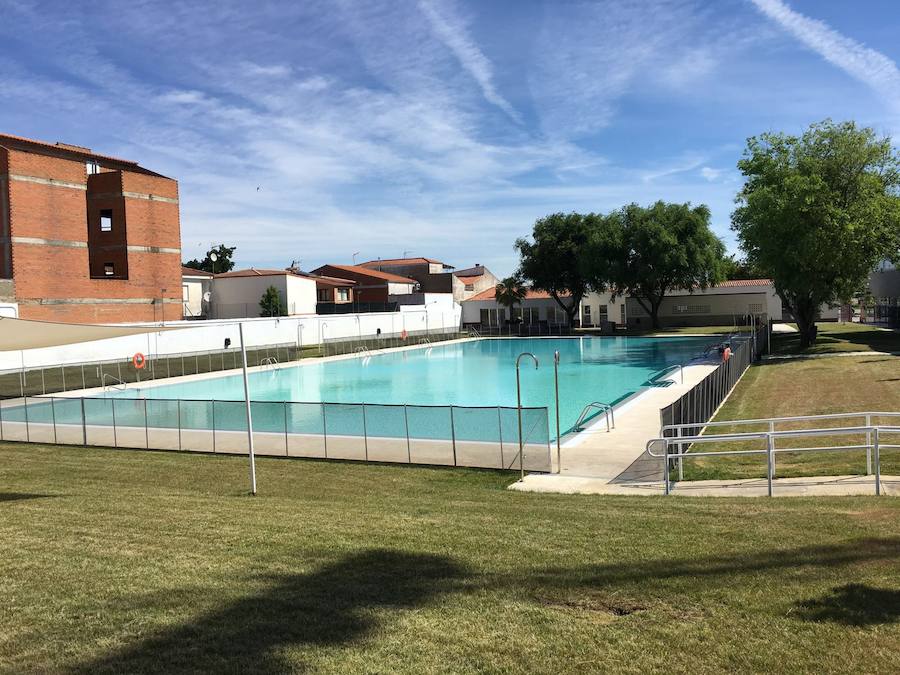 La piscina municipal acoge una campaña para fomentar la protección solar y evitar los golpes de calor