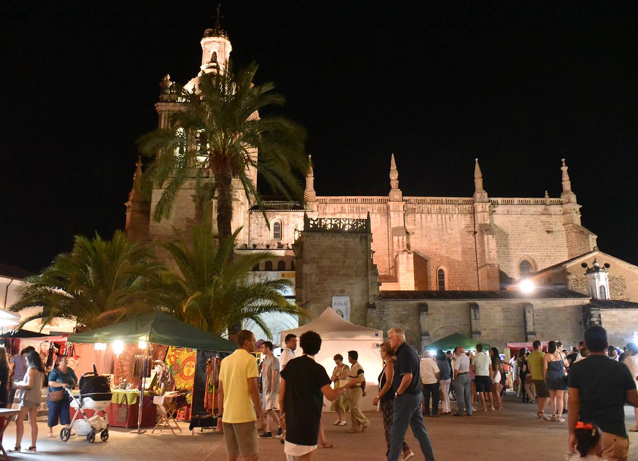 Miles de personas participaron en el Mercado de las Velas y Jueves Turístico