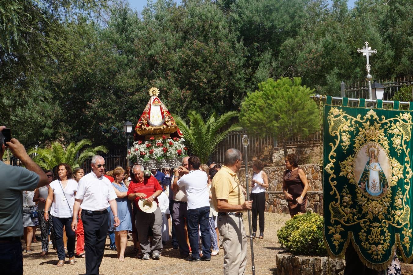 El día del emigrante reune en la ermita de Consolación a un centenar de fieles con su Madre amantísima