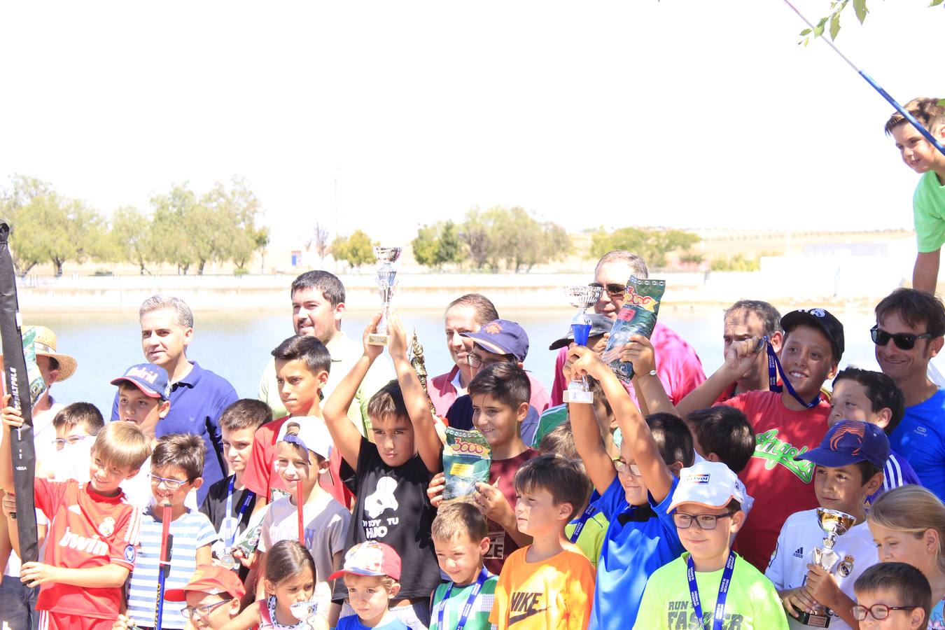 Juan Velasco gana el concurso de pesca infantil