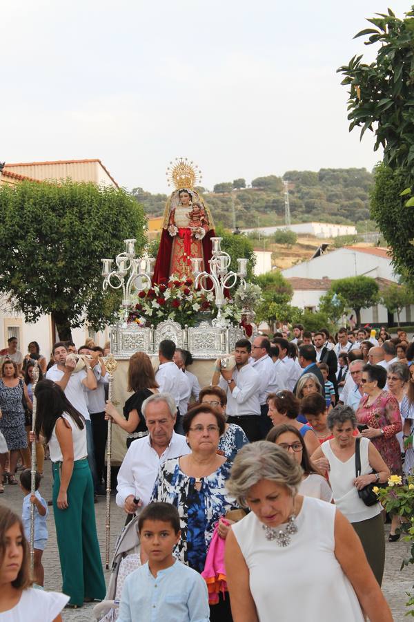 La imagen de la Virgen de Tentudía luce renovada por las calles de la localidad en su día