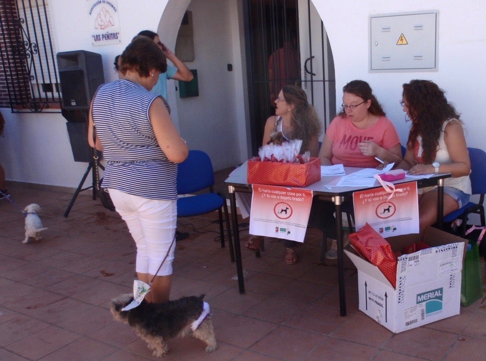34 ejemplares de perro han participado esta mañana en la primera quedada canina de 'Las Peñitas'