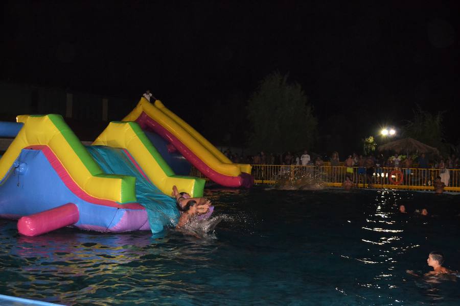 La piscina municipal acoge la II Fiesta Nocturna con hinchables y música