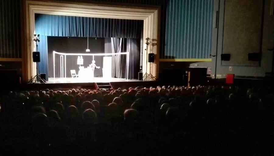 ‘Como una bolsa de rafia’ cierra el telón en Arroyo con más de 300 asistentes