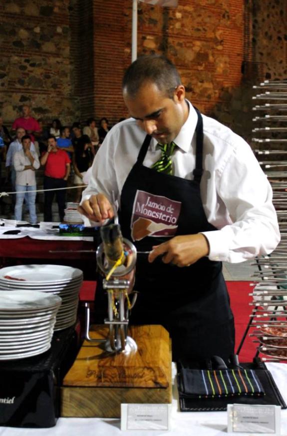 Seis cortadores profesionales compiten esta noche por el ‘Cuchillo Jamonero de Oro’ en el ‘XVIII Concurso de Cortadores de Jamón de Monesterio’