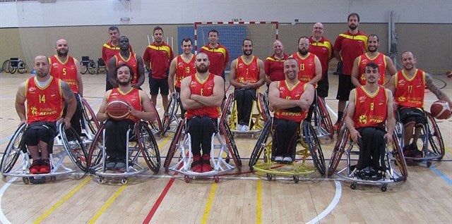 La selección de baloncesto en silla de ruedas, y con ella su fisioterapeuta, el villafranqués Francisco Javier Rosa, ya están en los Paralímpicos de Río