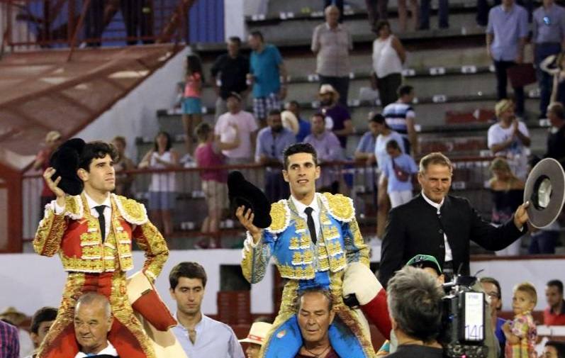 El zarceño Ángel Pérez, mayoral de la ganadería Jandilla, a hombros en Colmenar Viejo