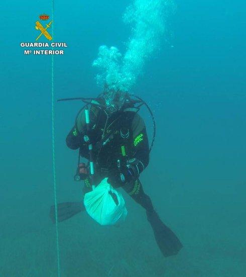 Encuentran fotos de extremeños junto a un cadáver en el fondo del mar