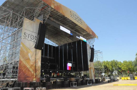 Veinte días de trabajo y cien operarios para levantar el escenario de David Guetta