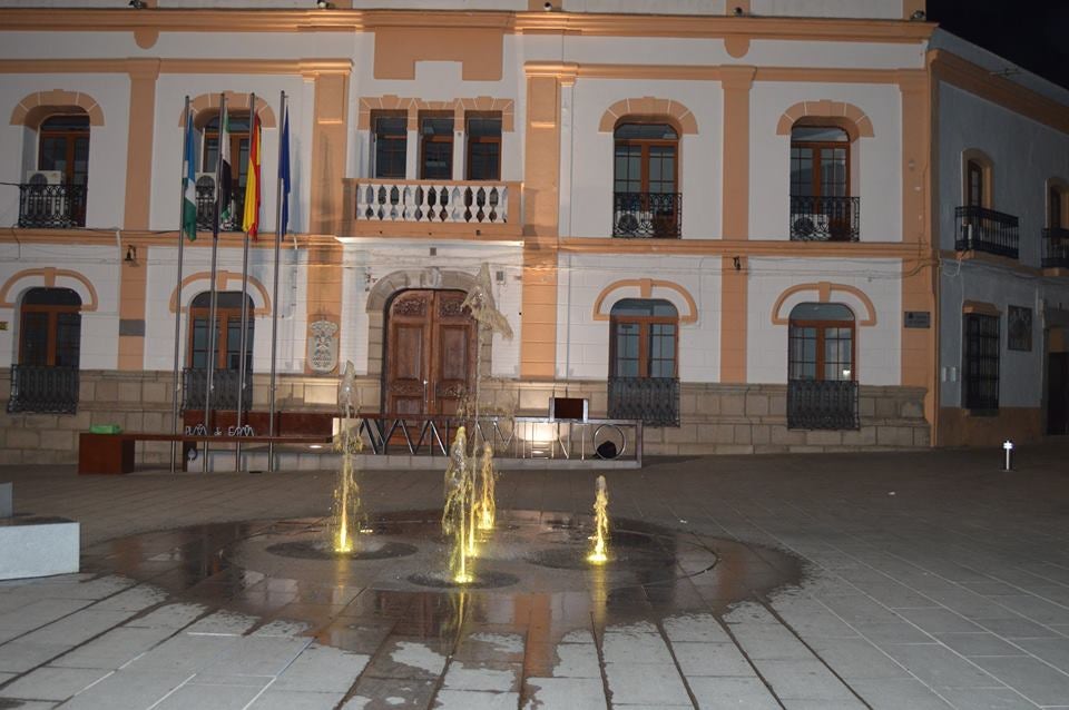 La fuente de la plaza de España iluminada en dorada en apoyo a los enfermos de cáncer infantil