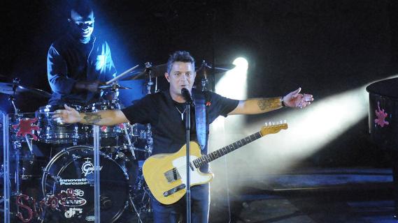 Alejandro Sanz rinde al público del Teatro Romano