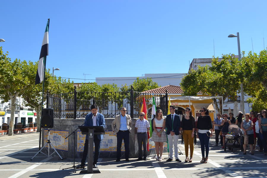 El equipo humano del centro de salud recibe la Encina de Plata