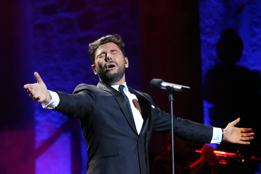 Miguel Poveda ofrece una noche "llena de magia" en el Teatro Romano de Mérida