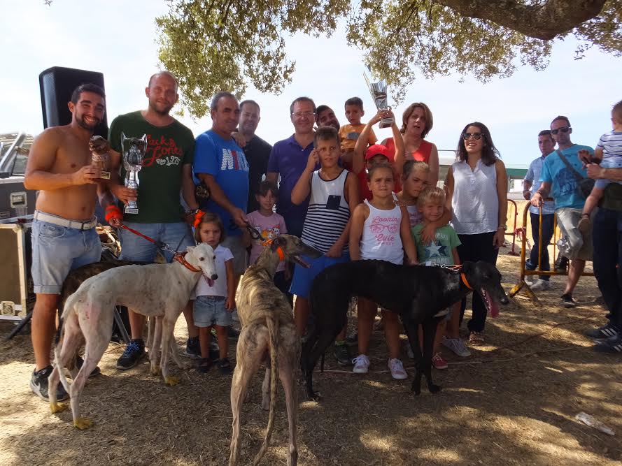 24 perros participan en la tradicional carrera de galgos