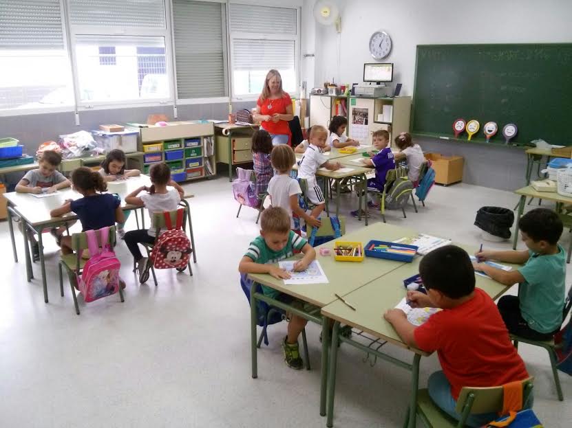 Un total de 474 niños y jóvenes regresan hoy a las aulas