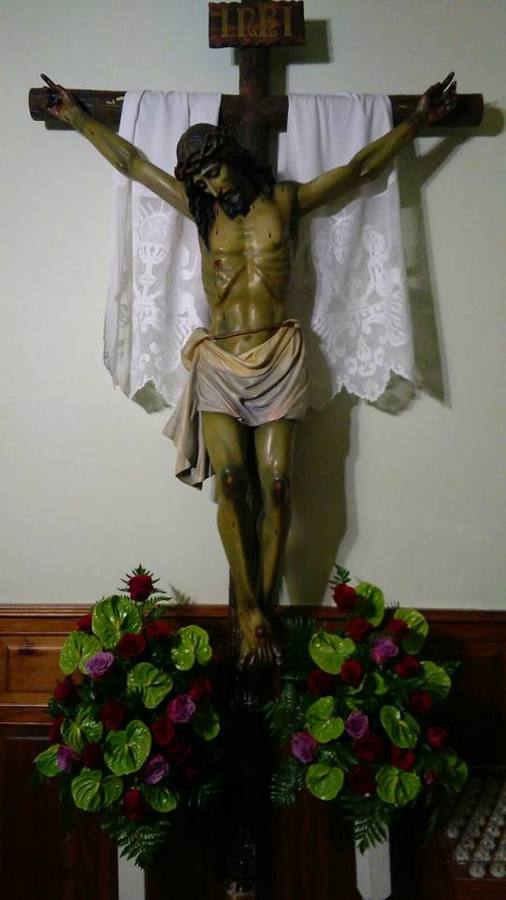 El Cristo de la Expiación se adorna para la misa especial de hoy