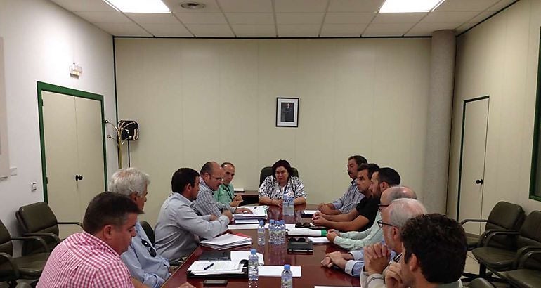 La Comunidad de Regantes Tierra de Barros asistió en Mérida a una nueva reunión de la Mesa del Regadío