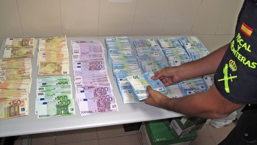 La Guardia Civil interviene a un ciudadano chino 95.300 euros que intentaba sacar sin declarar por la zona hispano- Lusa de Caya (Badajoz)