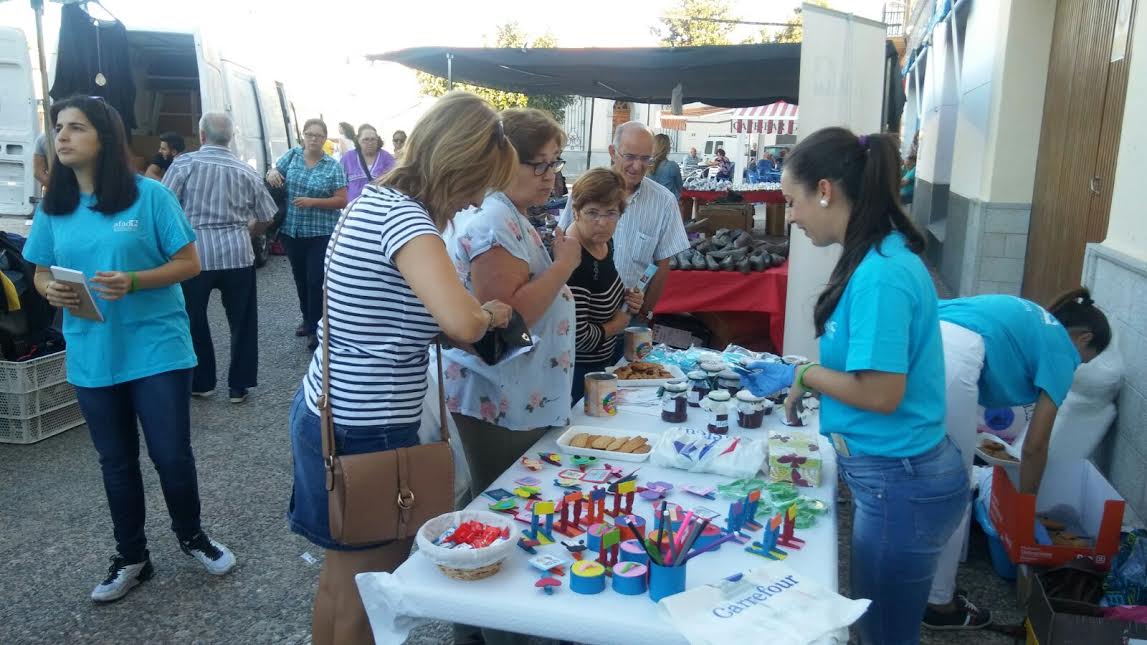 El centro de AFAD Recuerda Extremadura en Quintana cierra su campaña del día Mundial del Alzheimer con un puesto solidario en el mercadillo
