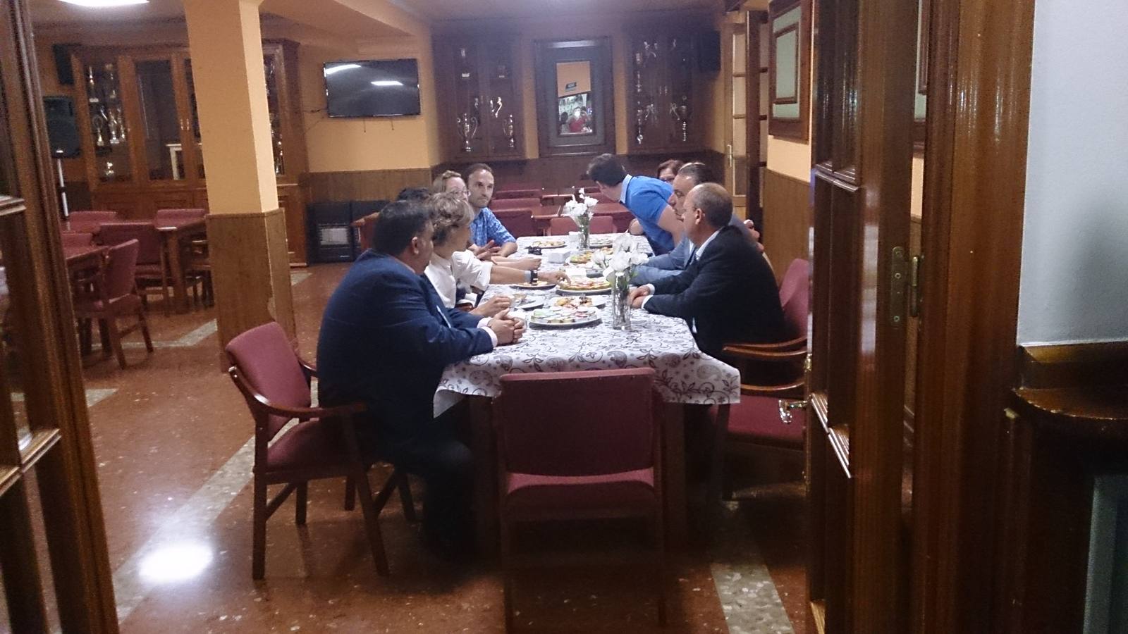 La Ministra de Agricultura desayuna en Los Santos antes de inaugurar la feria de Zafra