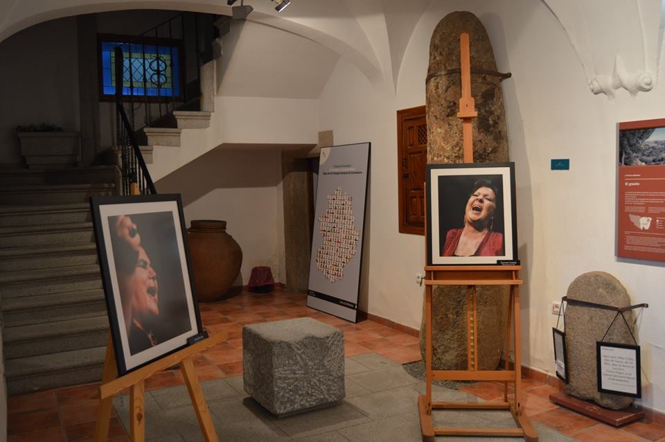 La exposición ‘Flamencas con voz’ puede visitarse hasta el 15 de octubre en el Museo del Granito