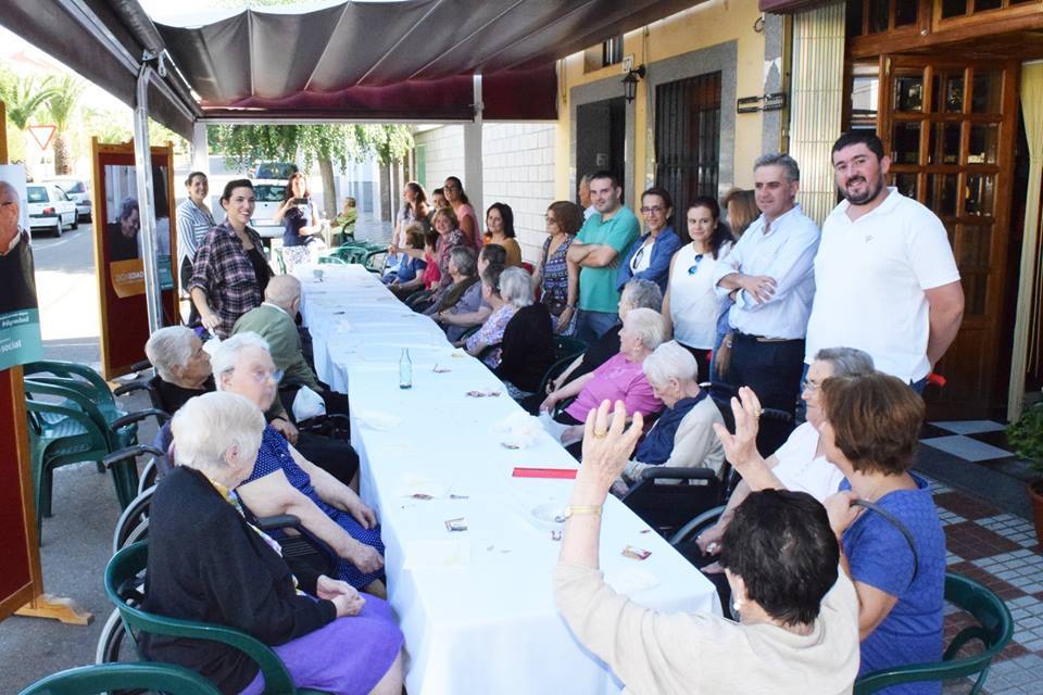 La gran familia del centro de día y de noche celebra el Día Internacional de las Personas Mayores
