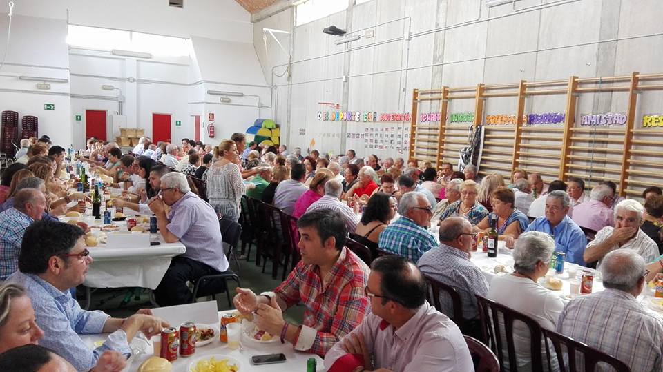 Las fiestas del Pilar comienzan con sendas comidas de convivencia para socios