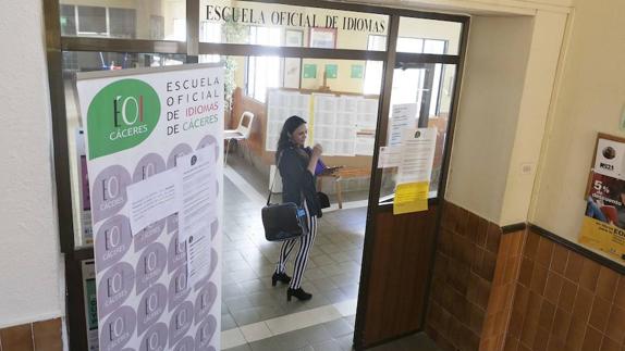 La falta de profesores retrasa el inicio de curso en varias escuelas de idiomas