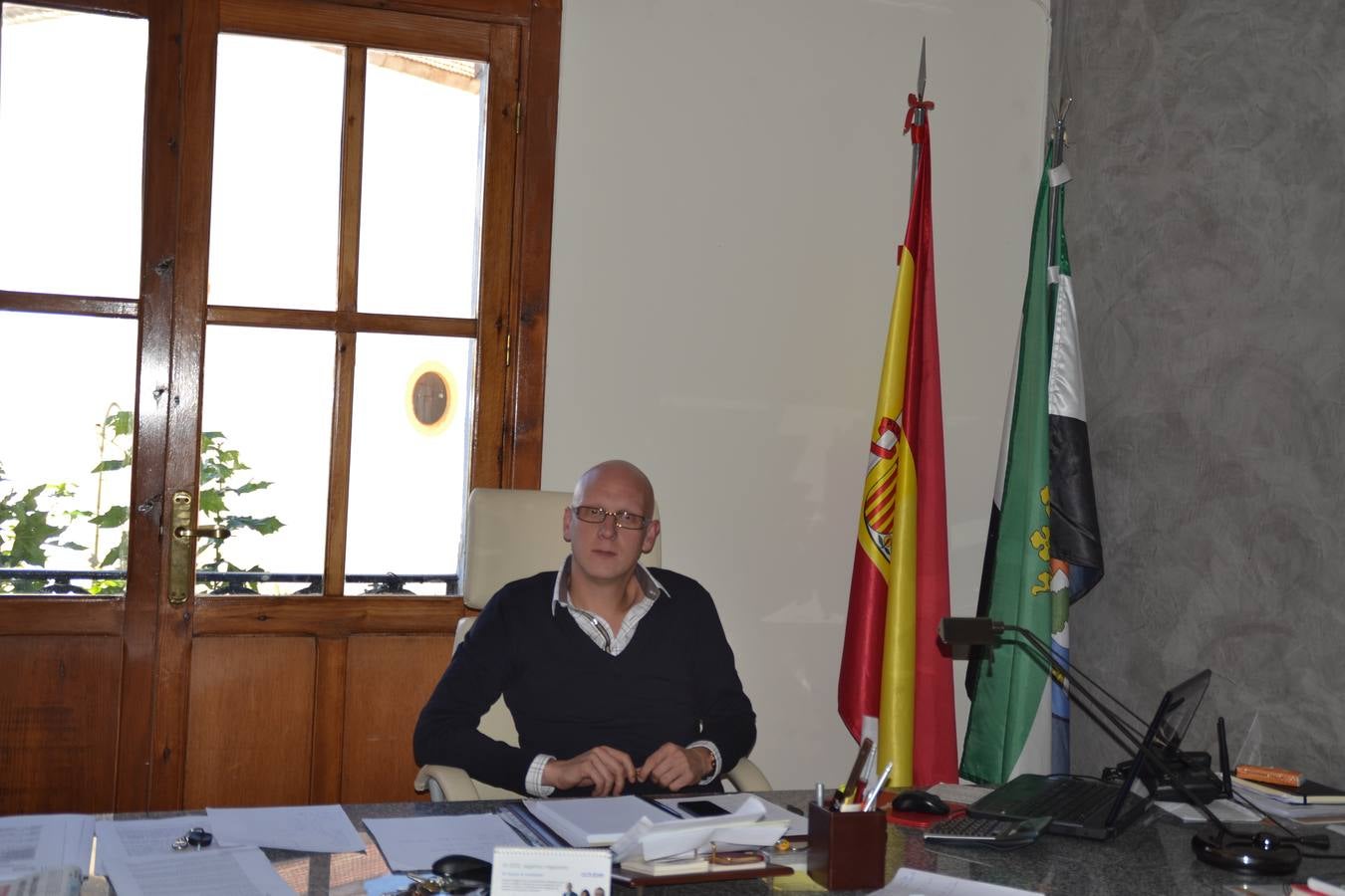 El alcalde aclara que las competencias de los Ayuntamientos en el colegio son de limpieza y mantenimiento